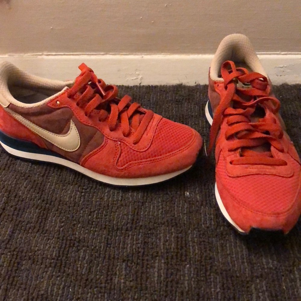 Women’s Nikes size 9/ men’s size 7